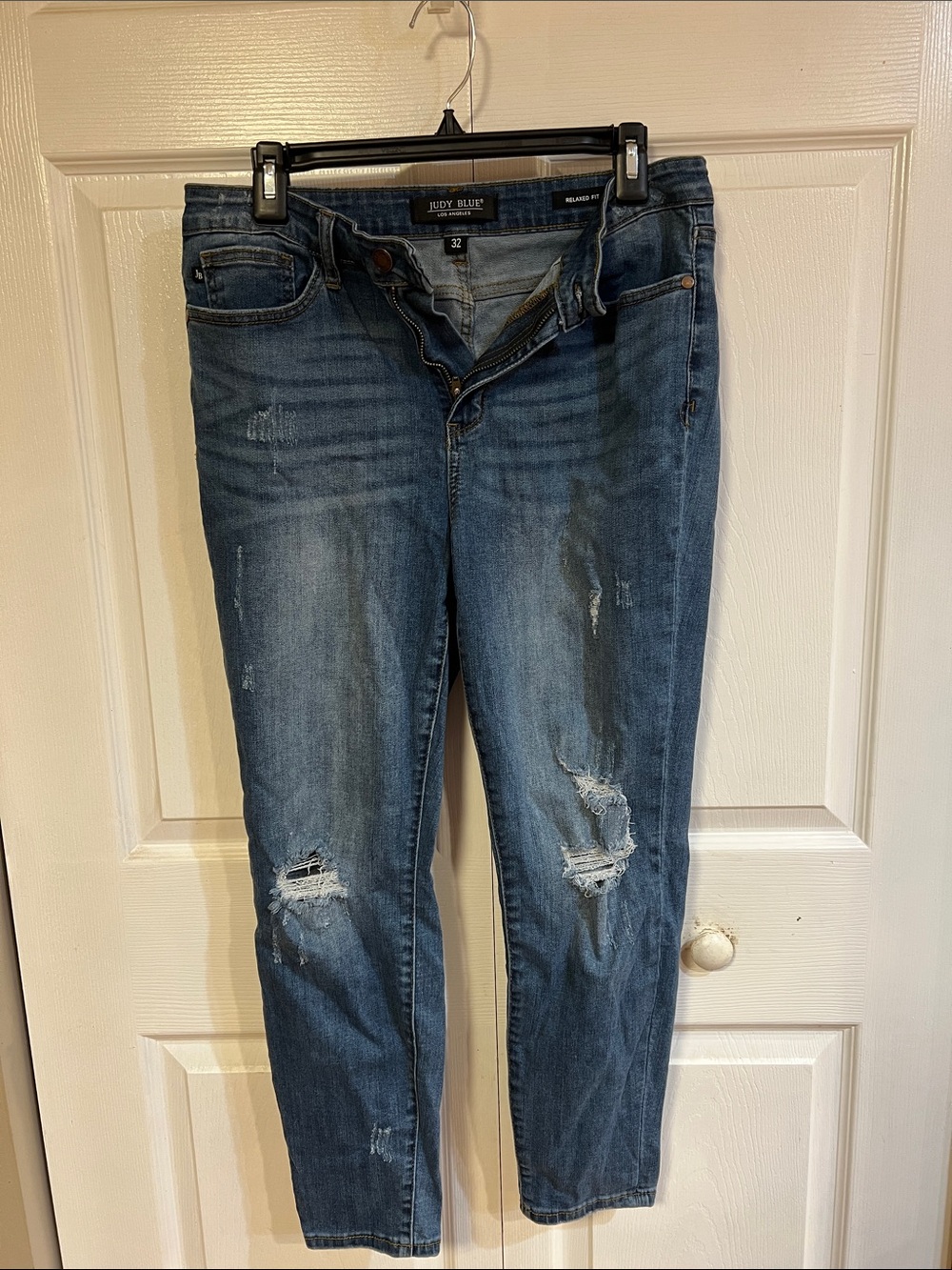 Judy Blue Ripped Relaxed Fit Jeans in Medium Blue Wash